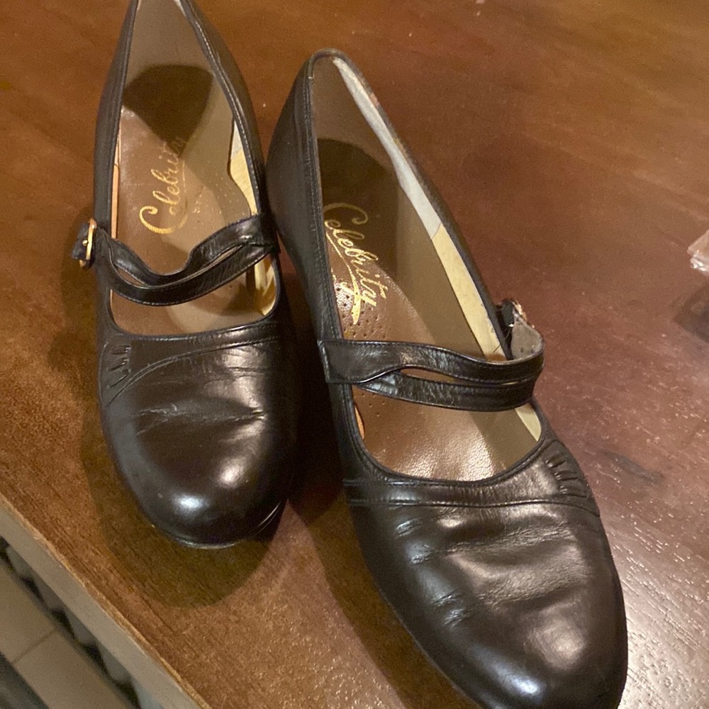 Vintage Celebrity Brand Hand made shoes size 9- mint condition!